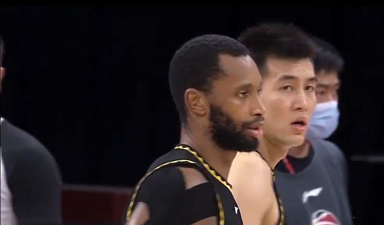 ”勒沃库森上半赛季表现出色，领跑德甲积分榜，同时以小组赛6场全胜的战绩晋级欧联杯16强。